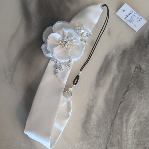 Bridal hair accessory. Off white in colour. JoshuaB designs. - Picture 5 of 7